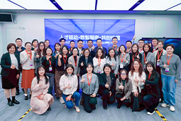 走进标杆现场，共探AI转型——维多利亚老品牌VIC国际携手企业高管参访埃森哲智能运营中心